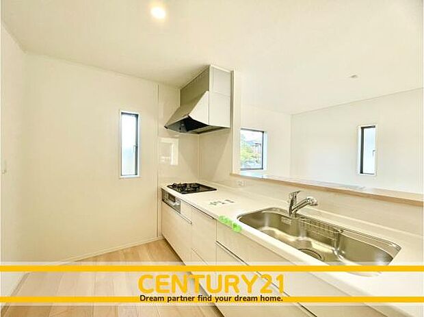 ■■広々キッチン■■大型の冷蔵庫やレンジボードもしっかり置ける広々としたキッチンスペースが大事。ゆとりある空間で作業ができるとお料理の腕も日に日に上がりそうな気がしてきます。