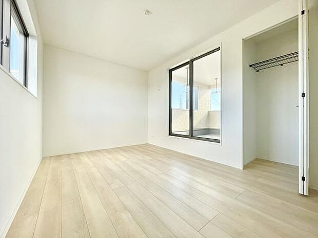 ■■メインベッドルーム■■ウォークinクローゼット付の広い主寝室。プライベートを保ちながらもバランスよく配置された窓から緩やかな陽が射し込み、広い空間を光が満たしていきます。