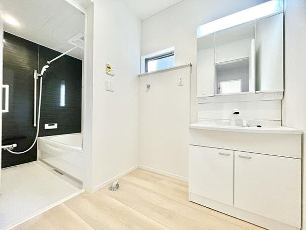 ■■清潔な空間■■毎日使うものだから清潔な空間を保ちたい水回り。洗面にはそんな願いを解消させてくれる収納アイデアが満載です。三面鏡の裏側にはキャビネットが現れ小物から背の高い物まで収納できます。