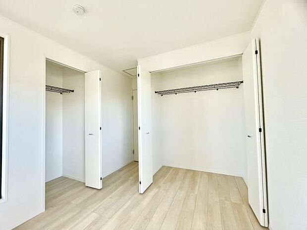 ■■closet■■クローゼットはスーツ類から丈の長いコート類まで何でも収納できる便利なスペースです。衣装ケースと併用することでセーター類なども収納でき自分だけのスペースにカスタマイズできます。