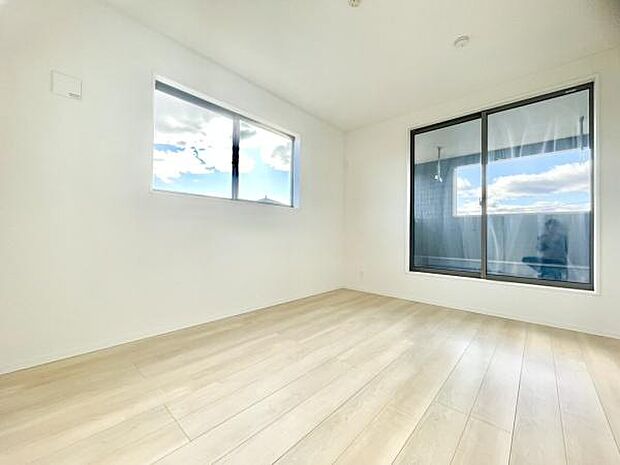 ■■メインベッドルーム■■ウォークinクローゼット付の広い主寝室。プライベートを保ちながらもバランスよく配置された窓から緩やかな陽が射し込み、広い空間を光が満たしていきます。