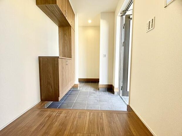 ■■玄関■■人を迎え入れる最初の場所だからこそ、清潔感がある空間にして頂ける様にゆとりあるシューズボックスを設置しました。おでかけの時も帰った時も、「我が家」を最初に感じでもらえる素敵な空間に。