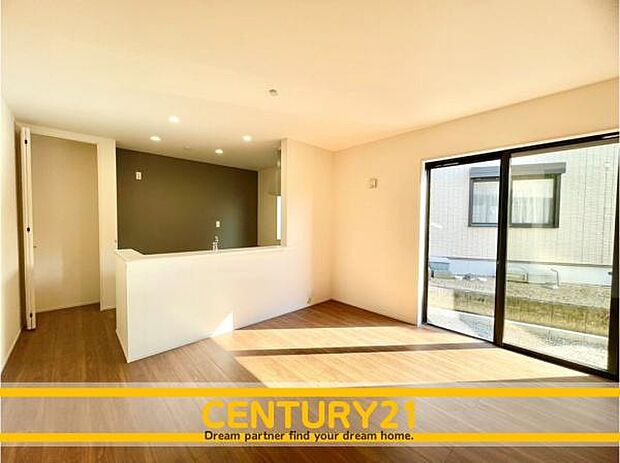 ■■ステキな時間を！■■忙しい朝でも、しっかり家族が揃って食事をして頂けるゆとりある大きさのダイニングスペース。奥様が作る手料理をカウンター越しに受けとって頂き、テーブルで囲む素敵な時間を存分に。