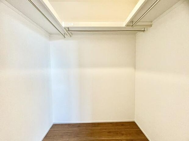■■何でも入る■■各居室のクローゼットはスーツ類から丈の長いコート類まで何でも収納できる便利なスペースです。衣装ケースと併用することでセーター類なども収納でき自分だけのスペースにできます。