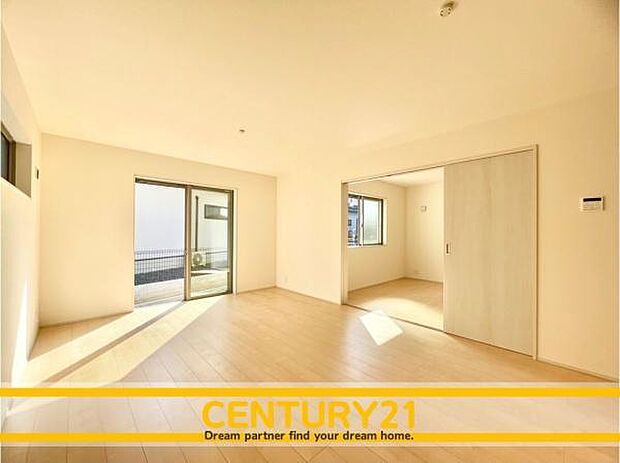 ■■ステキな時間を!■■忙しい朝でも、しっかり家族が揃って食事をして頂けるゆとりある大きさのダイニングスペース。奥様が作る手料理をカウンター越しに受けとって頂き、テーブルで囲む素敵な時間を存分に。