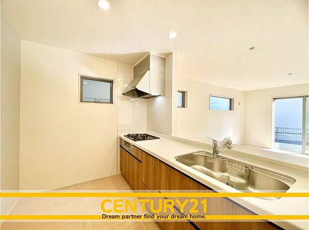 ■■広々キッチン■■大型の冷蔵庫やレンジボードもしっかり置ける広々としたキッチンスペースが大事。ゆとりある空間で作業ができるとお料理の腕も日に日に上がりそうな気がしてきます。