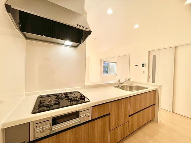 ■■対面キッチン■■キッチンは収納数もさる事ながら、リビングで寛ぐ家族や小さなお子様を見守りながら料理が出来る「対面式の温もり設計」。キッチンから立ち込める香りが今日の料理を期待させます