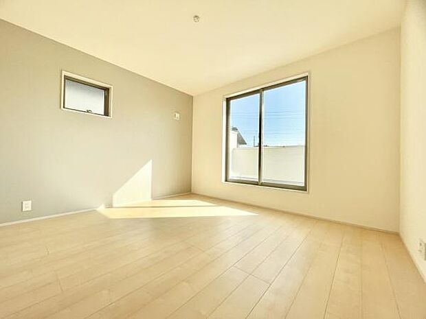 ■■メインベッドルーム■■ウォークinクローゼット付の広い主寝室。プライベートを保ちながらもバランスよく配置された窓から緩やかな陽が射し込み、広い空間を光が満たしていきます。