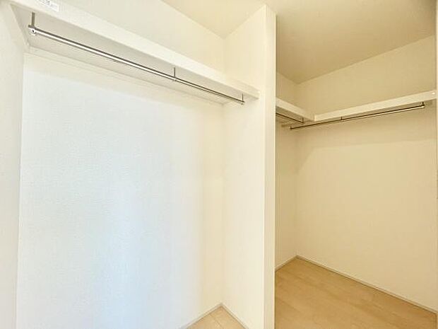 ■■何でも入る■■各居室のクローゼットはスーツ類から丈の長いコート類まで何でも収納できる便利なスペースです。衣装ケースと併用することでセーター類なども収納でき自分だけのスペースにできます。