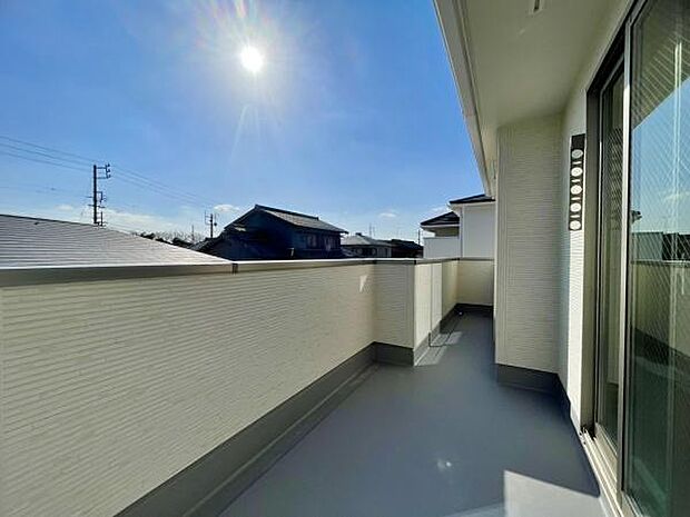 ■■開放感感じるバルコニー■■頬をなでる優しい風を感じることが出来るバルコニー。つい深呼吸をしたくなる気持ちの良い場所はこのお部屋の自慢です。お洗濯物を干すスペースとしても十分な広さがあります。