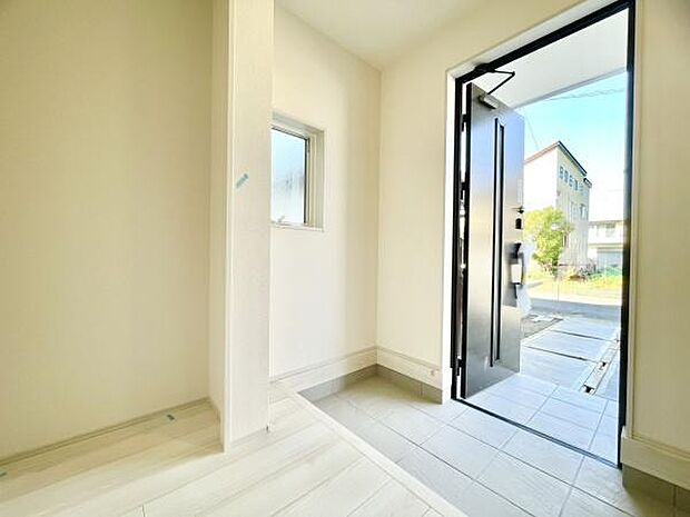 ■■玄関■■人を迎え入れる最初の場所だからこそ、清潔感がある空間にして頂ける様にゆとりあるシューズボックスを設置しました。おでかけの時も帰った時も、「我が家」を最初に感じでもらえる素敵な空間に。