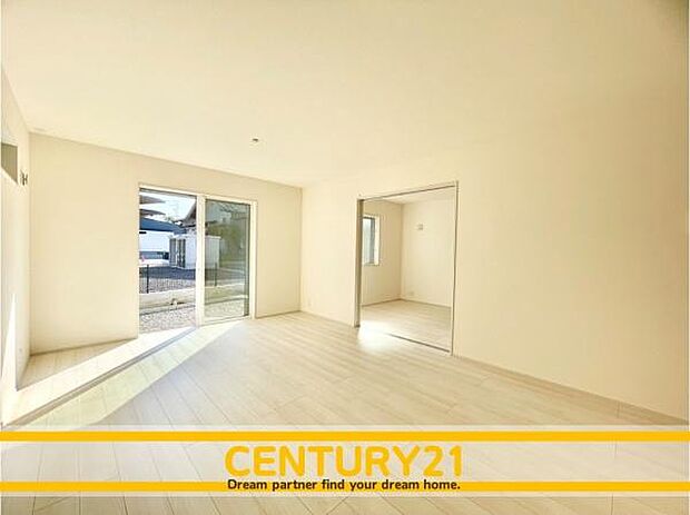 ■■ステキな時間を!■■忙しい朝でも、しっかり家族が揃って食事をして頂けるゆとりある大きさのダイニングスペース。奥様が作る手料理をカウンター越しに受けとって頂き、テーブルで囲む素敵な時間を存分に。