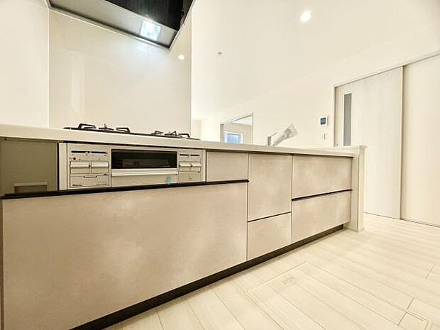 ■■対面キッチン■■キッチンは収納数もさる事ながら、リビングで寛ぐ家族や小さなお子様を見守りながら料理が出来る「対面式の温もり設計」。キッチンから立ち込める香りが今日の料理を期待させます