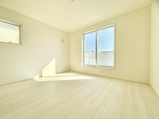 ■■メインベッドルーム■■ウォークinクローゼット付の広い主寝室。プライベートを保ちながらもバランスよく配置された窓から緩やかな陽が射し込み、広い空間を光が満たしていきます。