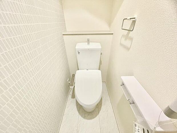 ■■Toilet■■清潔な空間を保ちたいトイレはオフホワイトでまとめました。毎日使う場所だからこそお手入れも楽々にできる機能が搭載されております。汚れが付着しにくい便器はお掃除も楽々です。