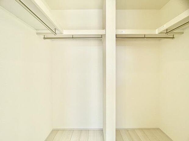 ■■何でも入る■■各居室のクローゼットはスーツ類から丈の長いコート類まで何でも収納できる便利なスペースです。衣装ケースと併用することでセーター類なども収納でき自分だけのスペースにできます。