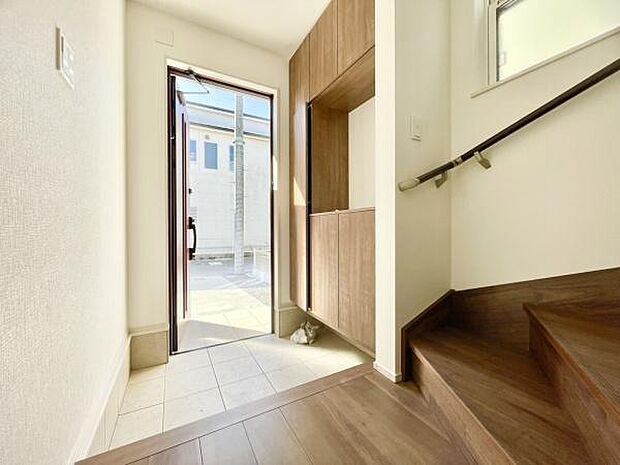 ■■玄関■■人を迎え入れる最初の場所だからこそ、清潔感がある空間にして頂ける様にゆとりあるシューズボックスを設置しました。おでかけの時も帰った時も、「我が家」を最初に感じでもらえる素敵な空間に。