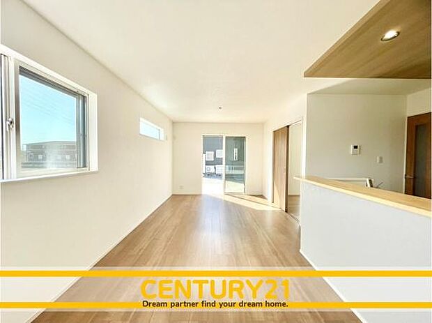 ■■憩いの場所■■パートナーや家族が集う憩いの空間。真新しい木目、Shadeのあるフローリングや白亜のクロスを陽の光、ダウンライトが照らし出し、家族・友人・知人の会話に華を咲かせます。