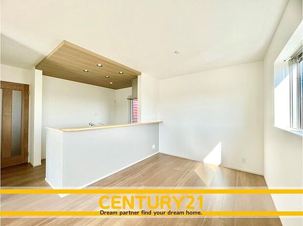 ■■ステキな時間を!■■忙しい朝でも、しっかり家族が揃って食事をして頂けるゆとりある大きさのダイニングスペース。奥様が作る手料理をカウンター越しに受けとって頂き、テーブルで囲む素敵な時間を存分に。