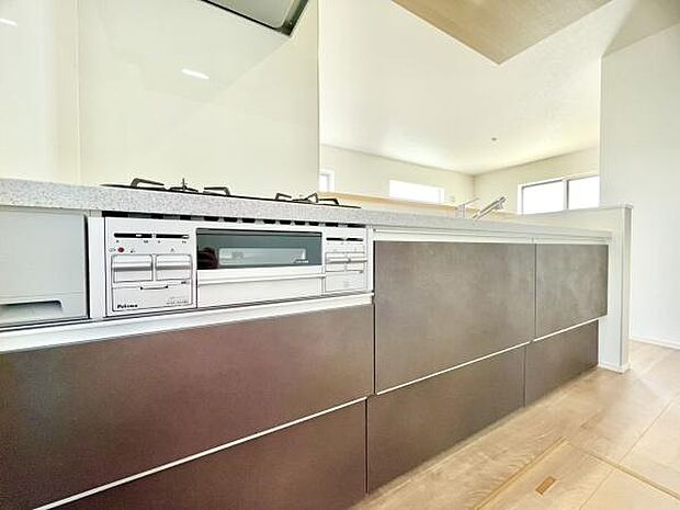 ■■対面キッチン■■キッチンは収納数もさる事ながら、リビングで寛ぐ家族や小さなお子様を見守りながら料理が出来る「対面式の温もり設計」。キッチンから立ち込める香りが今日の料理を期待させます