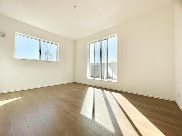 ■■メインベッドルーム■■ウォークinクローゼット付の広い主寝室。プライベートを保ちながらもバランスよく配置された窓から緩やかな陽が射し込み、広い空間を光が満たしていきます。