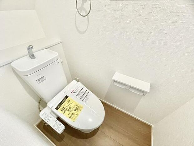 ■■Toilet■■清潔な空間を保ちたいトイレはオフホワイトでまとめました。毎日使う場所だからこそお手入れも楽々にできる機能が搭載されております。汚れが付着しにくい便器はお掃除も楽々です。