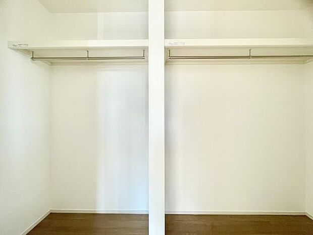 ■■何でも入る■■各居室のクローゼットはスーツ類から丈の長いコート類まで何でも収納できる便利なスペースです。衣装ケースと併用することでセーター類なども収納でき自分だけのスペースにできます。