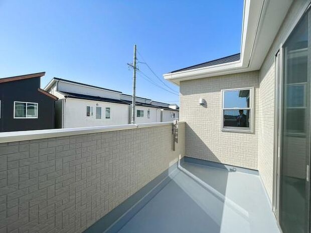 ■■開放感感じるバルコニー■■頬をなでる優しい風を感じることが出来るバルコニー。つい深呼吸をしたくなる気持ちの良い場所はこのお部屋の自慢です。お洗濯物を干すスペースとしても十分な広さがあります。