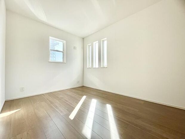 ■■居室■■各居室ごとにデザイン性のある窓を配置しました。壁面にはデスクやベット等の家具を置きやすいように高さや位置にも配慮しました。自分だけのお気に入りの空間を是非ご体感下さい。