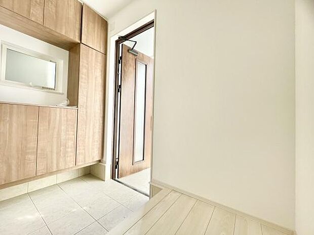 ■■玄関■■人を迎え入れる最初の場所だからこそ、清潔感がある空間にして頂ける様にゆとりあるシューズボックスを設置しました。おでかけの時も帰った時も、「我が家」を最初に感じでもらえる素敵な空間に。