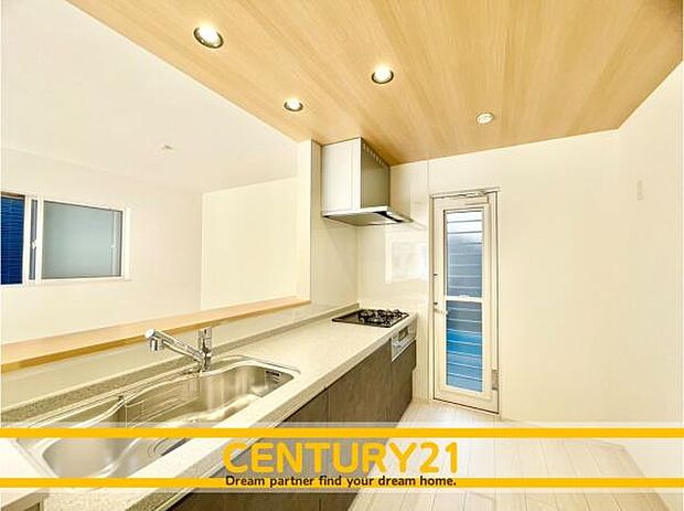 ■■広々キッチン■■大型の冷蔵庫やレンジボードもしっかり置ける広々としたキッチンスペースが大事。ゆとりある空間で作業ができるとお料理の腕も日に日に上がりそうな気がしてきます。