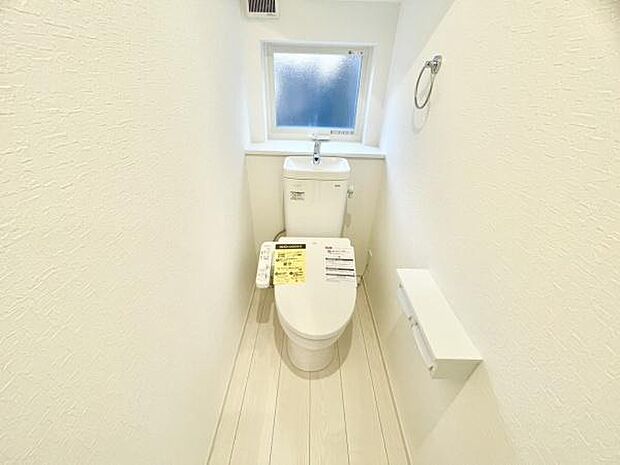 ■■Toilet■■清潔な空間を保ちたいトイレはオフホワイトでまとめました。毎日使う場所だからこそお手入れも楽々にできる機能が搭載されております。汚れが付着しにくい便器はお掃除も楽々です。