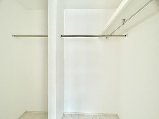 ■■何でも入る■■各居室のクローゼットはスーツ類から丈の長いコート類まで何でも収納できる便利なスペースです。衣装ケースと併用することでセーター類なども収納でき自分だけのスペースにできます。