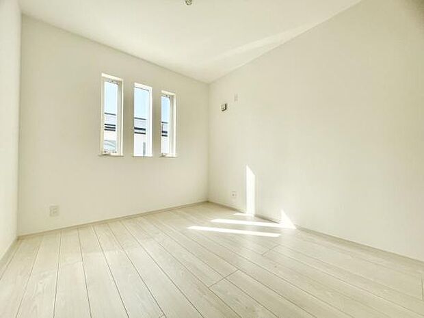 ■■居室■■各居室ごとにデザイン性のある窓を配置しました。壁面にはデスクやベット等の家具を置きやすいように高さや位置にも配慮しました。自分だけのお気に入りの空間を是非ご体感下さい。