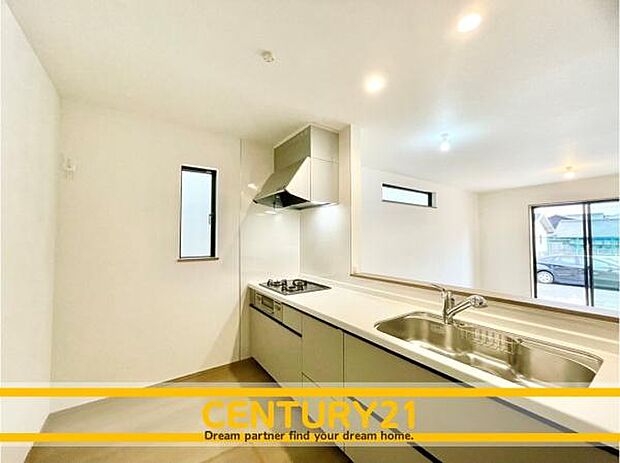 ■■広々キッチン■■大型の冷蔵庫やレンジボードもしっかり置ける広々としたキッチンスペースが大事。ゆとりある空間で作業ができるとお料理の腕も日に日に上がりそうな気がしてきます。