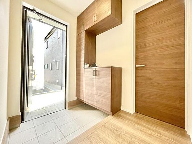 ■■玄関■■人を迎え入れる最初の場所だからこそ、清潔感がある空間にして頂ける様にゆとりあるシューズボックスを設置しました。おでかけの時も帰った時も、「我が家」を最初に感じでもらえる素敵な空間に。