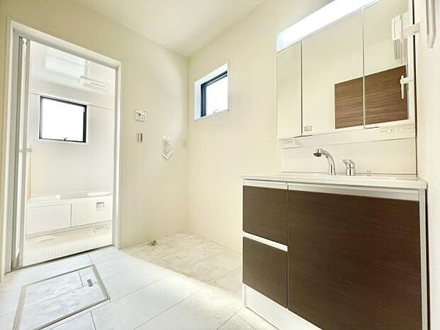 ■■清潔な空間■■毎日使うものだから清潔な空間を保ちたい水回り。洗面にはそんな願いを解消させてくれる収納アイデアが満載です。三面鏡の裏側にはキャビネットが現れ小物から背の高い物まで収納できます。