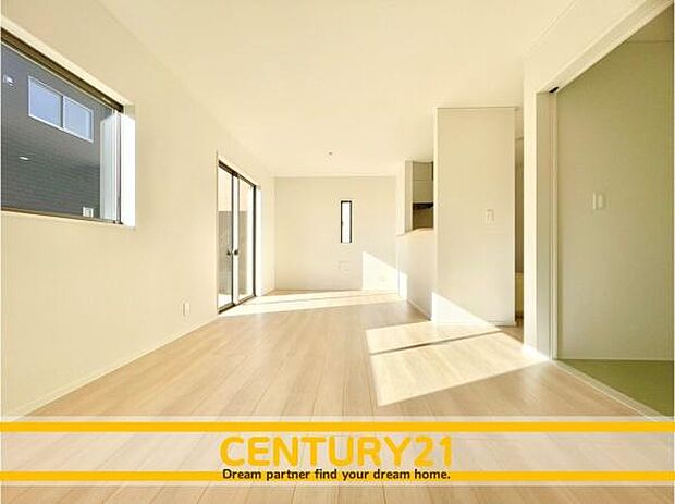 ■■憩いのリビング■■くつろぎを愉しむリビングルームは憩いの場となります。リビングとダイニングの空間機能を活かし、巧みに使い分ける発想が、ライフスタイルに新しいゆとりをもたらします。