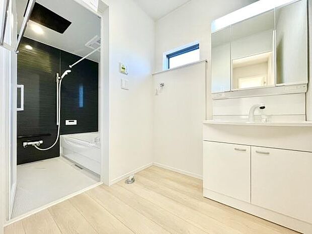 ■■清潔な空間■■毎日使うものだから清潔な空間を保ちたい水回り。洗面にはそんな願いを解消させてくれる収納アイデアが満載です。三面鏡の裏側にはキャビネットが現れ小物から背の高い物まで収納できます。