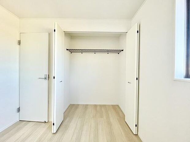 ■■closet■■クローゼットはスーツ類から丈の長いコート類まで何でも収納できる便利なスペースです。衣装ケースと併用することでセーター類なども収納でき自分だけのスペースにカスタマイズできます。