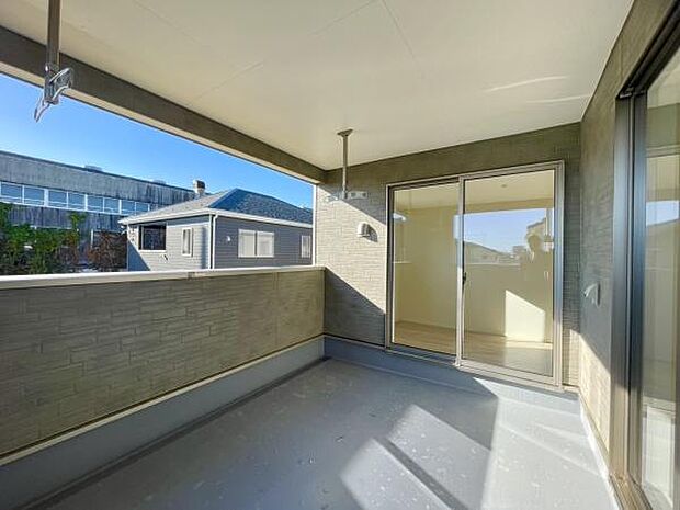 ■■開放感感じるバルコニー■■頬をなでる優しい風を感じることが出来るバルコニー。つい深呼吸をしたくなる気持ちの良い場所はこのお部屋の自慢です。お洗濯物を干すスペースとしても十分な広さがあります。