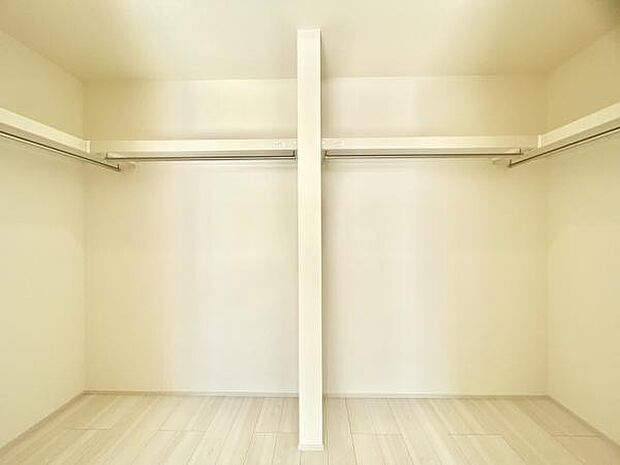 ■■ウォークインクローゼット■■スーツ類から丈の長いコート類まで何でも収納できる便利なスペースです。衣装ケースと併用することでセーター類なども収納でき自分だけのスペースにカスタマイズできます。