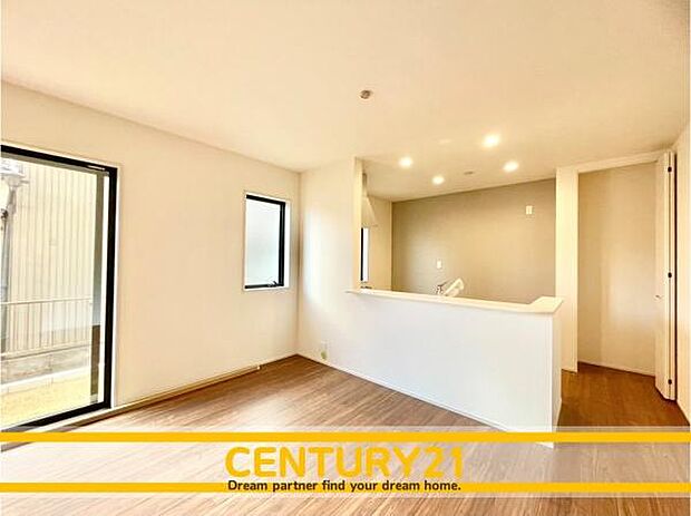 ■■ステキな時間を！■■忙しい朝でも、しっかり家族が揃って食事をして頂けるゆとりある大きさのダイニングスペース。奥様が作る手料理をカウンター越しに受けとって頂き、テーブルで囲む素敵な時間を存分に。