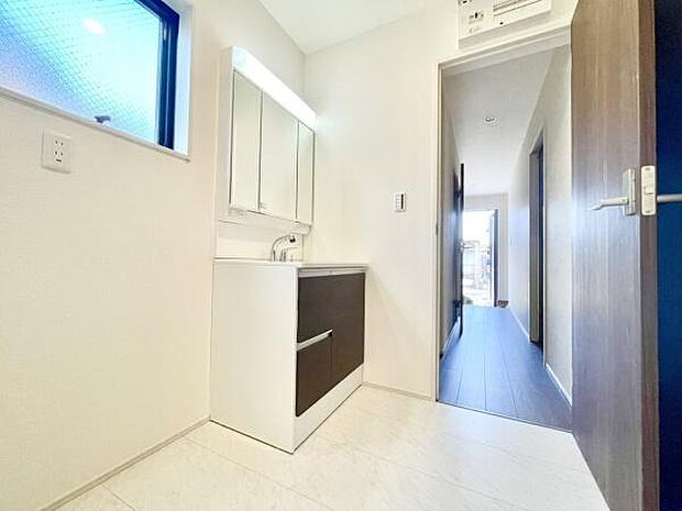 ■■清潔な空間■■毎日使うものだから清潔な空間を保ちたい水回り。洗面にはそんな願いを解消させてくれる収納アイデアが満載です。三面鏡の裏側にはキャビネットが現れ小物から背の高い物まで収納できます。