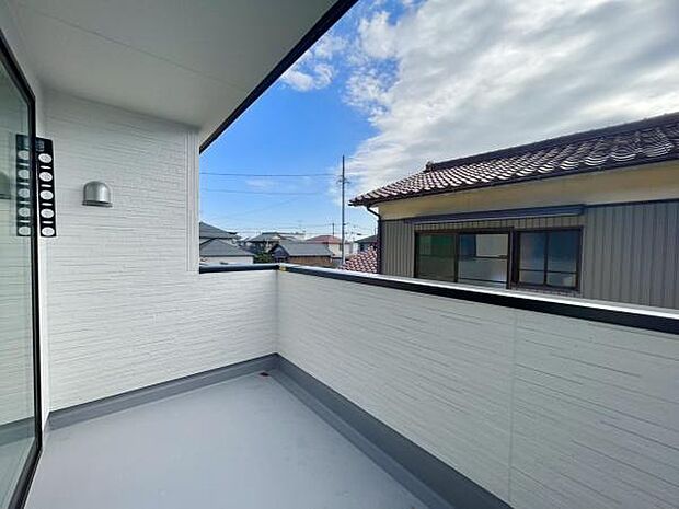 ■■開放感感じるバルコニー■■頬をなでる優しい風を感じることが出来るバルコニー。つい深呼吸をしたくなる気持ちの良い場所はこのお部屋の自慢です。お洗濯物を干すスペースとしても十分な広さがあります。