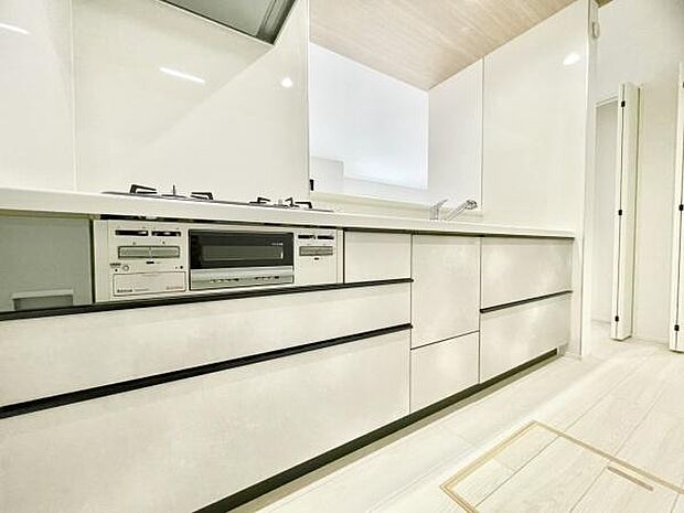 ■■対面キッチン■■キッチンは収納数もさる事ながら、リビングで寛ぐ家族や小さなお子様を見守りながら料理が出来る「対面式の温もり設計」。キッチンから立ち込める香りが今日の料理を期待させます