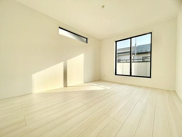 ■■メインベッドルーム■■ウォークinクローゼット付の広い主寝室。プライベートを保ちながらもバランスよく配置された窓から緩やかな陽が射し込み、広い空間を光が満たしていきます。