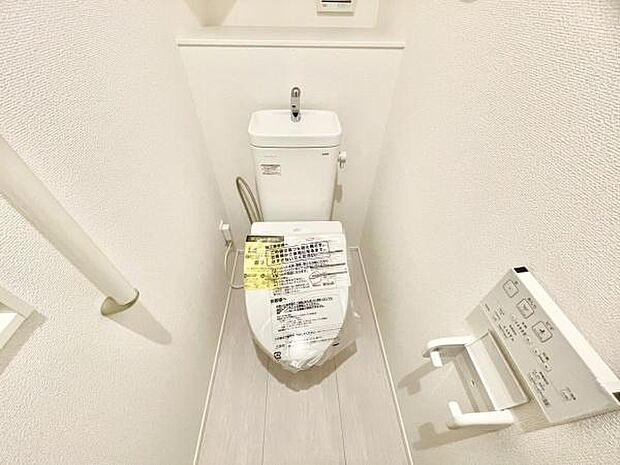 ■■Toilet■■清潔な空間を保ちたいトイレはオフホワイトでまとめました。毎日使う場所だからこそお手入れも楽々にできる機能が搭載されております。汚れが付着しにくい便器はお掃除も楽々です。