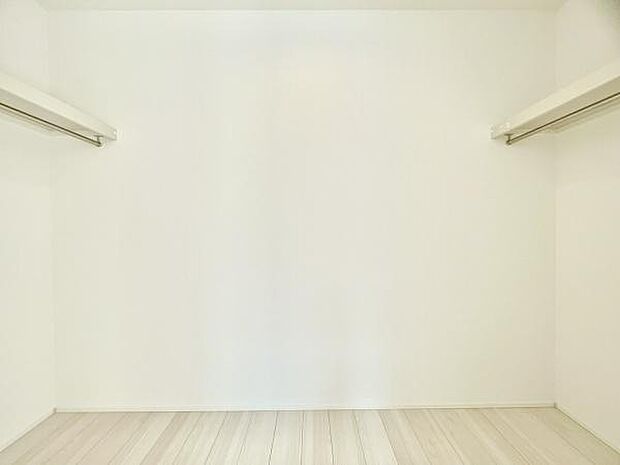 ■■ウォークインクローゼット■■スーツ類から丈の長いコート類まで何でも収納できる便利なスペースです。衣装ケースと併用することでセーター類なども収納でき自分だけのスペースにカスタマイズできます。
