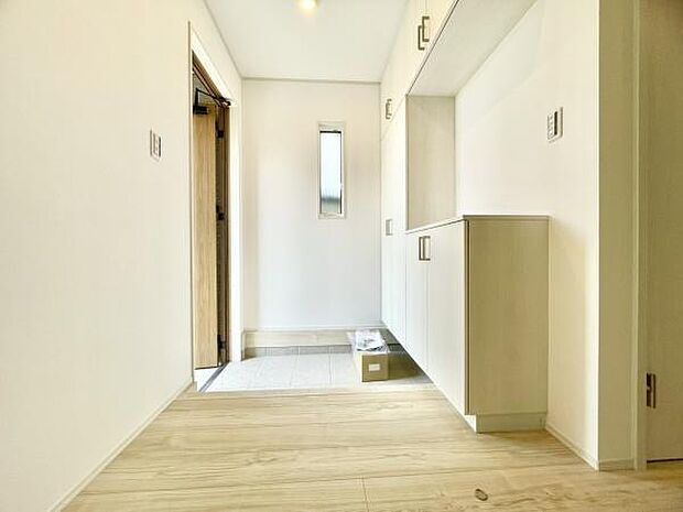 ■■玄関■■人を迎え入れる最初の場所だからこそ、清潔感がある空間にして頂ける様にゆとりあるシューズボックスを設置しました。おでかけの時も帰った時も、「我が家」を最初に感じでもらえる素敵な空間に。